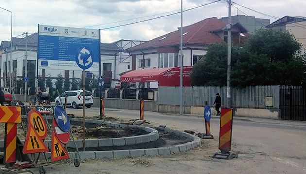 Haos pentru șoferii din Târgoviște. Într-un singur sens giratoriu sunt 33 de indicatoare rutiere