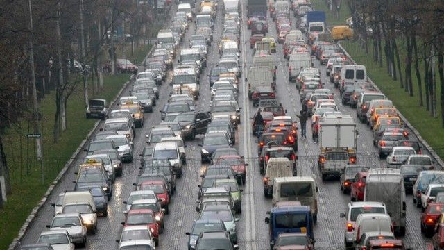 VIDEO. Bătaie ca în filme în Bucureşti. Doi şoferi îşi împart pumni şi picioare