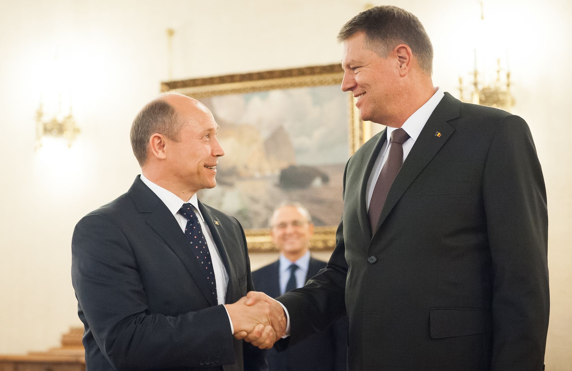 Un geam al avionului în care se afla premierul Republicii Moldova s-a fisurat