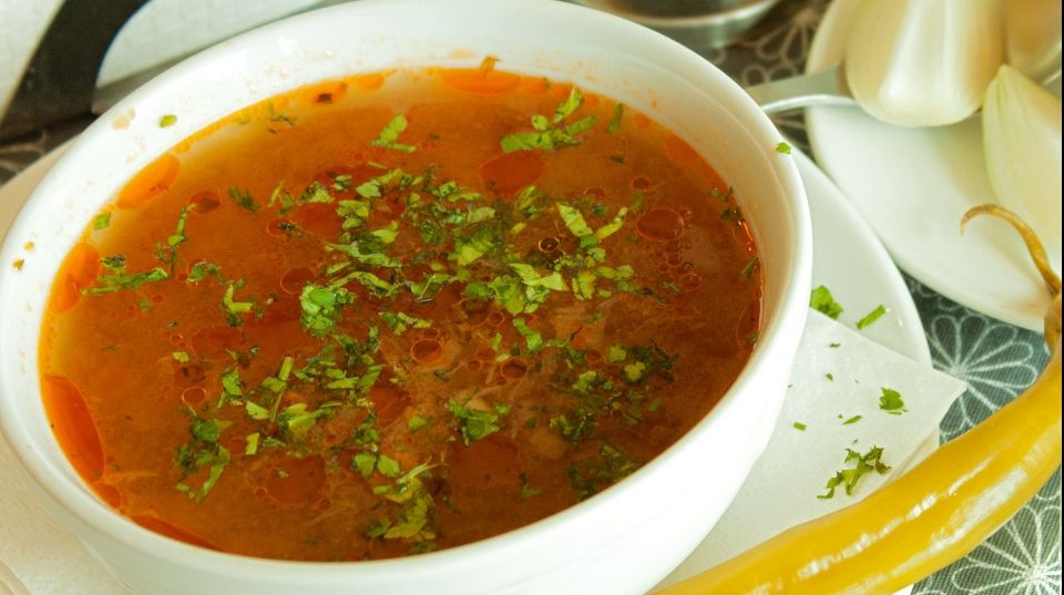 Aşa faci cea mai bună ciorbă de pui. Secretul pe care puţine gospodine îl ştiu