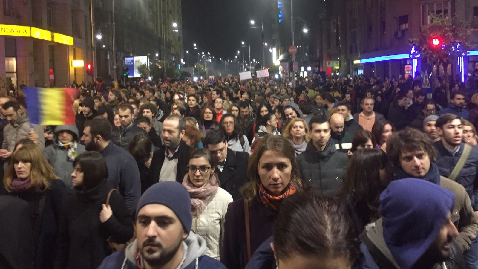 Protest în Capitală, după tragedia COLECTIV. 32.000 de oameni au ieşit, marţi, în stradă: "DEMISIA!"