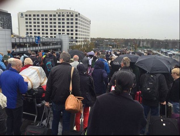 Amenințare cu bombă pe un aeroport din Marea Britanie. Sute de oameni au fost evacuați