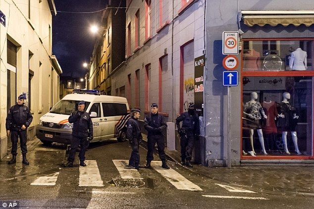 Omul care a creat vestele sinucigașe de la Paris, dat în urmărire de poliția din Belgia