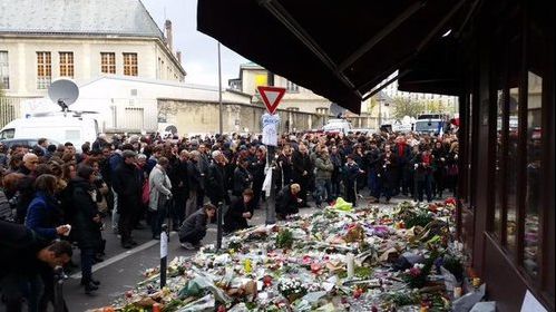 Atentate în Paris. Momentul de reculegere în Franța în memoria victimelor, surprins în imagini