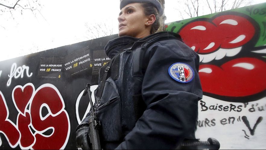 A fost găsită centura cu explozibil a atacatorului de la Paris. Teroristul și-a abandonat misiunea?