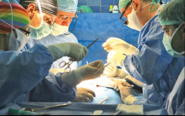 Uimitor! Un român a primit o inimă artificială de 80.000 €, care se încarcă la priză sau în mașină