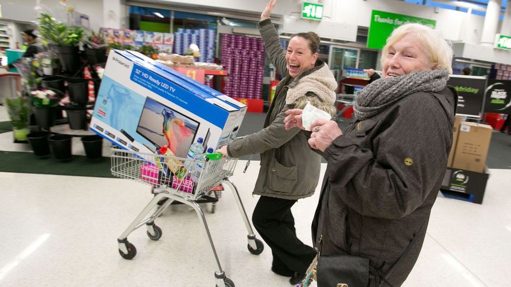Black Friday 2015. CATALOGUL Altex conține 200 de produse cu preț redus