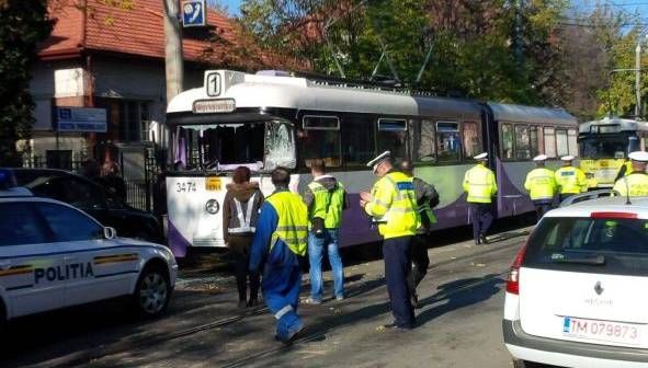 Accident de tramvai extrem de grav în Timişoara. 19 persoane au fost rănite