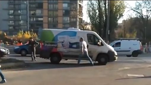 Incredibil! Şoferul unei dube a vrut să fugă de la locul accidentului. Ce a făcut păgubitul e şocant