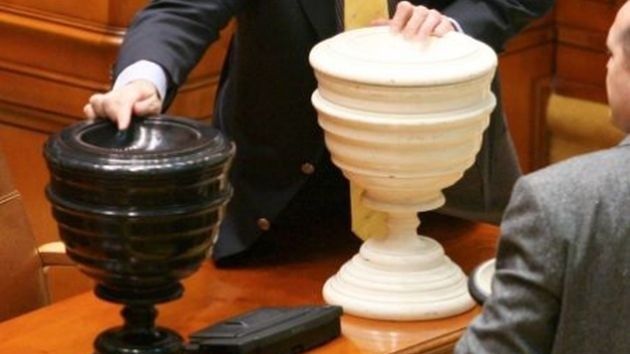 Deputaţii îşi comandă bile noi. După votul Elenei Udrea, au dispărut 22 de perechi de bile 