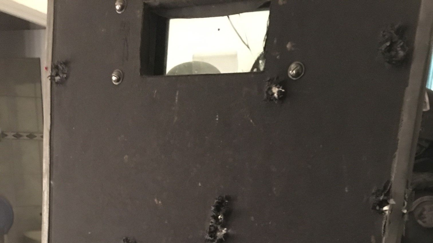 FOTO șocant: Cum arată scutul polițiștilor după schimbul de focuri cu teroriștii din Bataclan