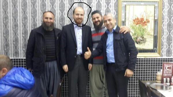 Fotografia care poate declanşa războiul: Fiul lui Erdogan, la masă cu unul dintre liderii ISIS