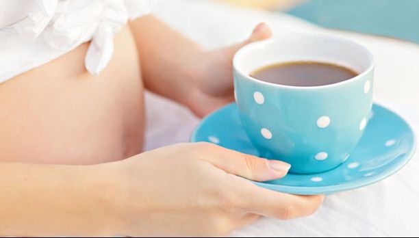 Uită ce știai până acum. Ce se întâmplă, de fapt, dacă bei cafea în perioada sarcinii