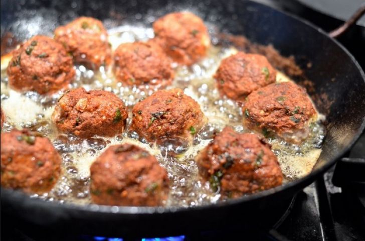 Aşa faci cele mai gustoase chifteluţe din carne. Ingredientul secret care face diferenţa