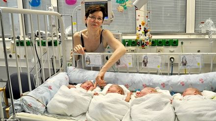 A născut 4 copii la 65 de ani! Iată cum arată cea mai bătrână mamă de cvadrupleţi din lume! 