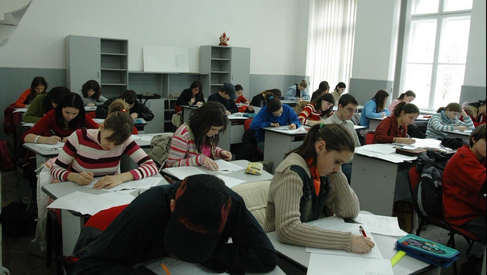 O nouă materie obligatorie în şcoli şi facultăţi. Ce prevede proiectul de lege