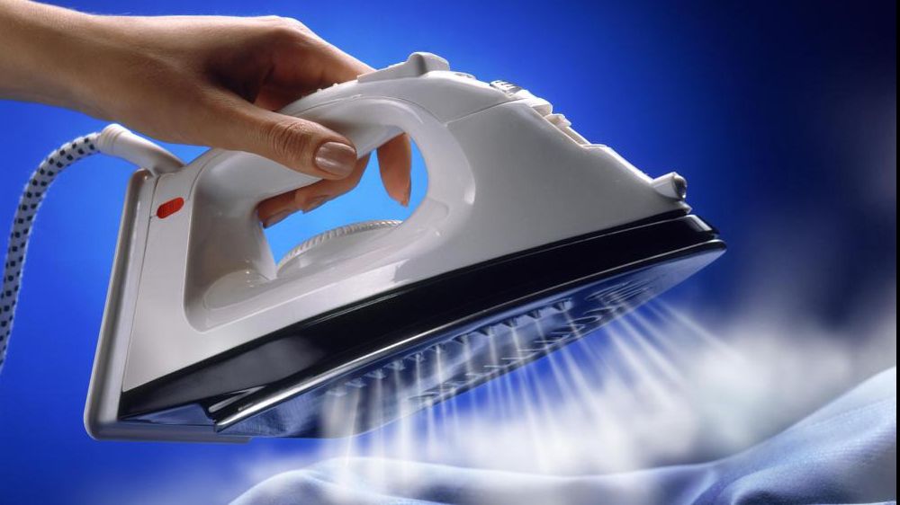 Ce se întâmplă dacă pui pastă de dinți pe fierul de călcat. Incredibil