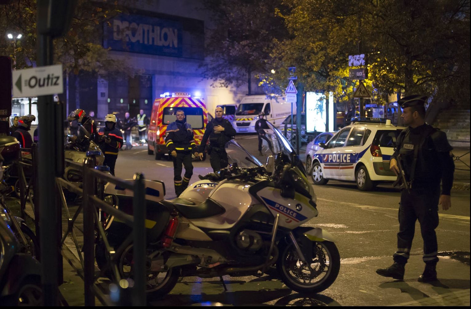 Cum a fost evacuat președintele Hollande de pe Stade de France. Imaginile surprinse au ajuns virale 