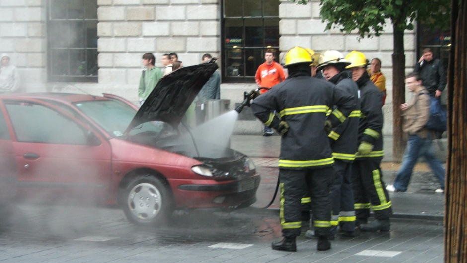 Cum trebuie să reacţioneze şoferii când se declanşează un incendiu la bordul maşinii