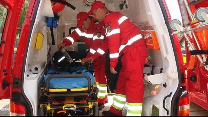 Pompier rănit în timp ce intervenea pentru îndepărtarea copacilor, pe DN 13B. Care este starea lui