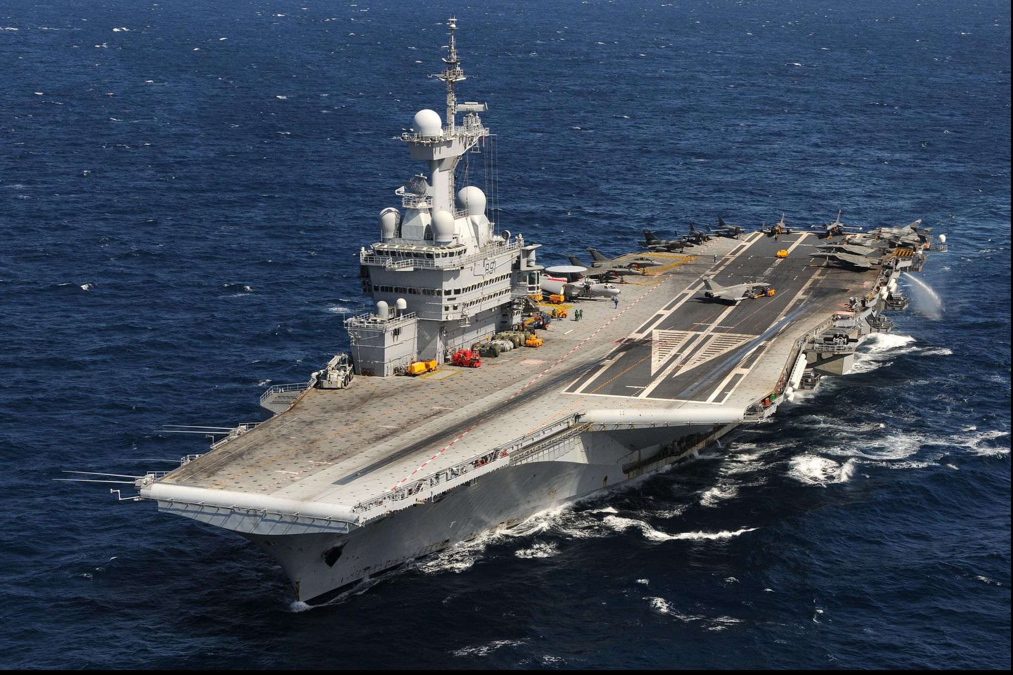 Primele avioane militare de pe portavionul Charles de Gaulle au atacat poziții ISIS din Irak 