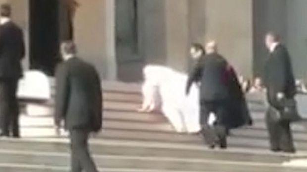 Emoţii pentru credincioşii adunaţi în Piaţa Sf. Petru din Vatican: Papa a căzut chiar în faţa lor