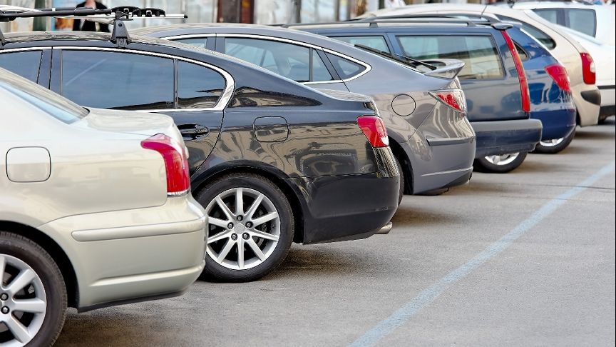 A parcat şi s-a dus la lucru. Când s-a întors, ştergătoarele erau rupte şi pe parbriz era un bilet