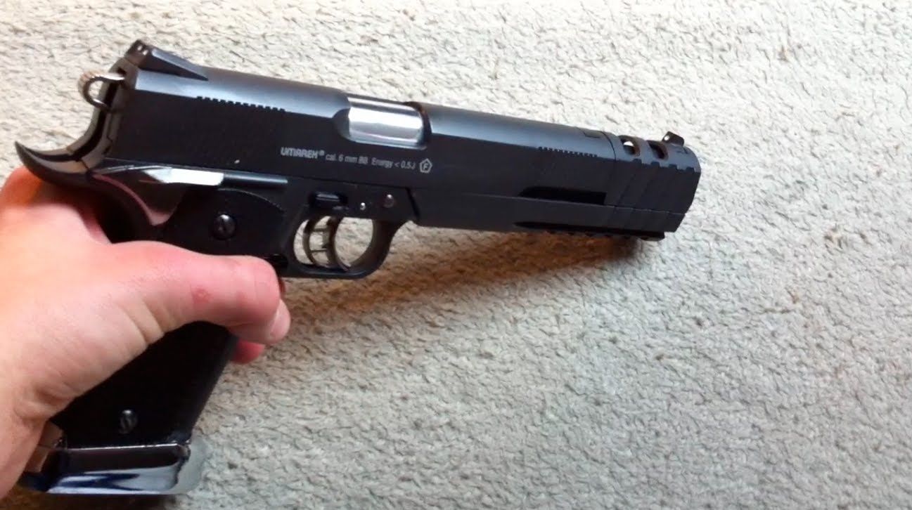 Un tânăr înarmat cu un pistol a oprit un autobuz plin cu muncitori. Motivul este halucinant