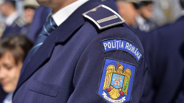 Poliţist, reţinut pentru luare de mită: a cerut un bax de vin, un bax de apă minerală și 15 fripturi