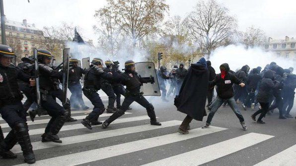 Protest cu mii de oameni la Paris. Poliţia a intervenit cu gaze lacrimogene. 100 au fost arestaţi