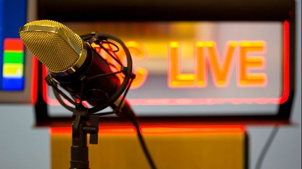 Un îndrăgit realizator de radio din România a murit. Avea doar 55 de ani