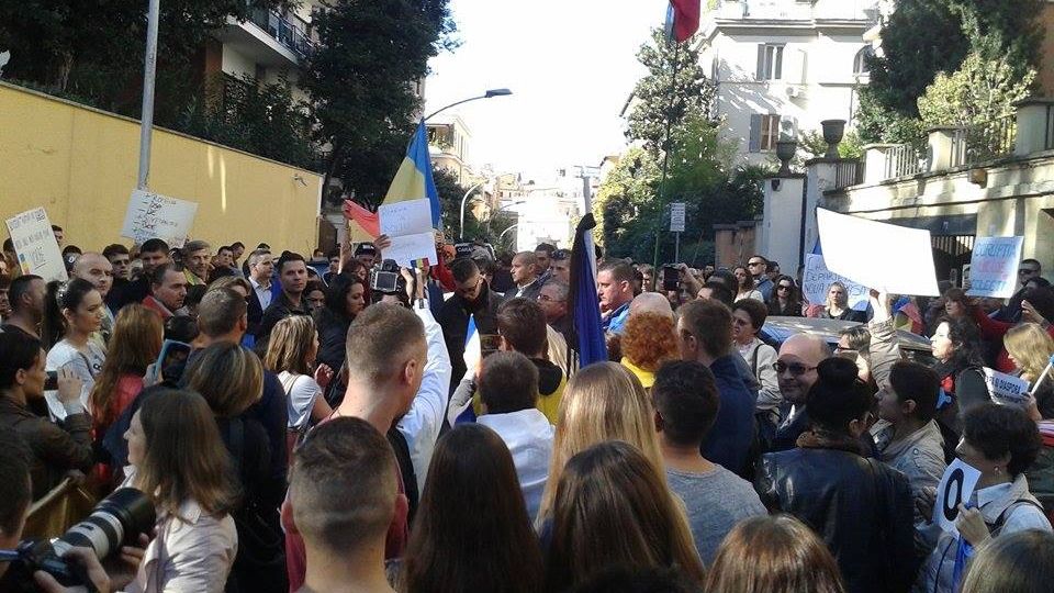 Manifestație de solidaritate cu victimele din Colectiv, la Roma. Peste 250 de persoane participă