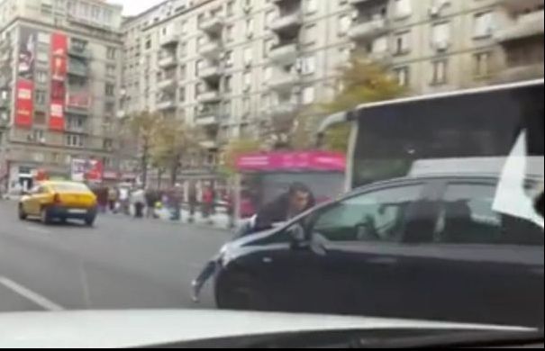Halucinant! L-a ”plimbat” 2 km pe capota mașinii. Cum a fost posibil
