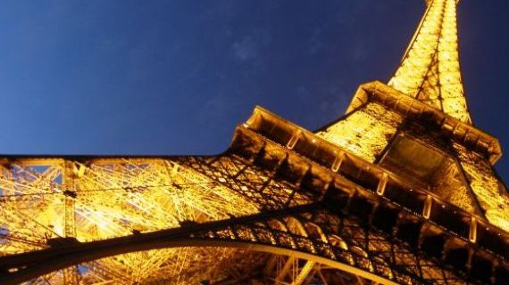 Atentate în Franța. Zona din jurul Turnului Eiffel, evacuată de poliție. O stație de metrou, închisă