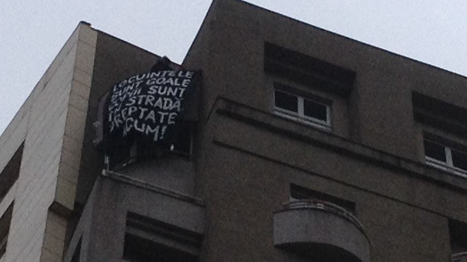 Marș pentru dreptul la locuire. Protestatarii au ocupat un apartament în centrul Bucureștiului