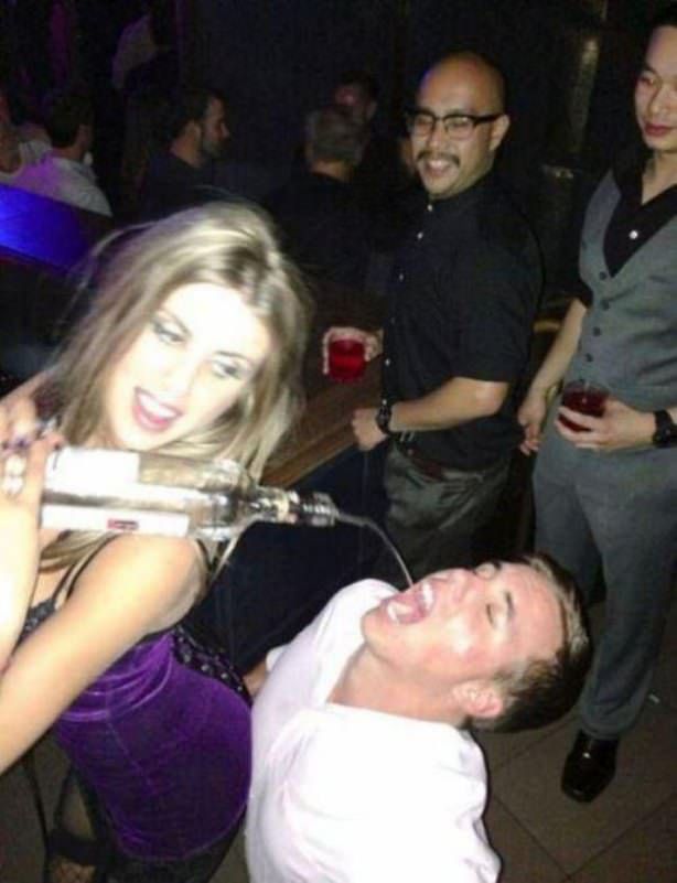 Imagini cu femei şi băutură. Râzi de nu te mai opreşti