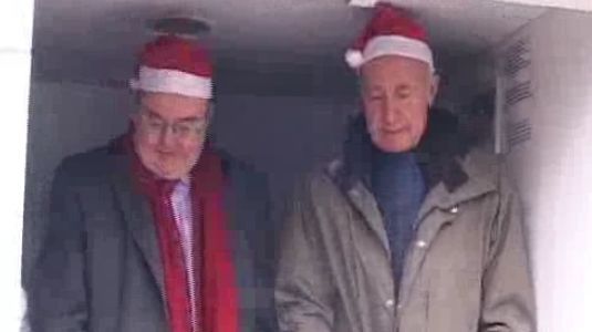 Ambasadorii Klemm şi Brummell au împărţit mâncare săracilor la Gara de Nord din Capitală