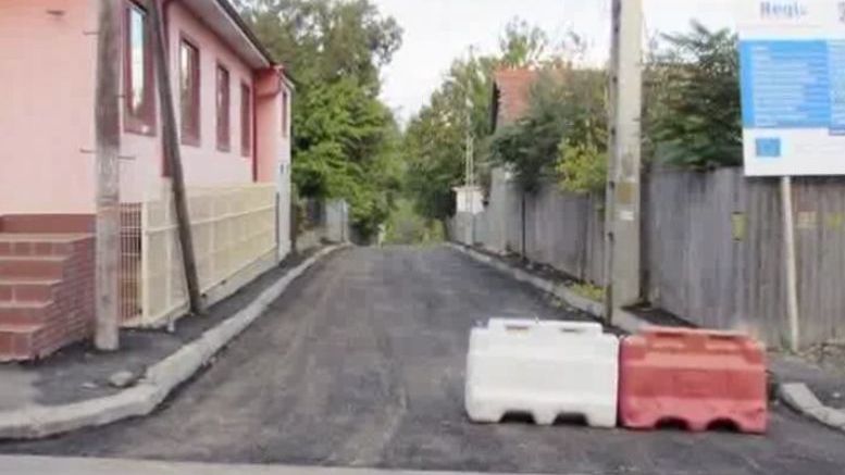 Asfaltare în bătaie de joc. Trotuare foarte înguste şi borduri lipite de gard 