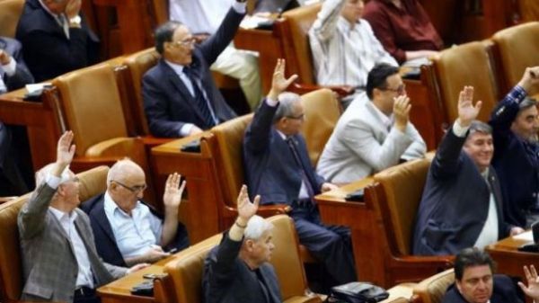 Asociaţia pentru Implementarea Democraţiei a sesizat CNCD cu privire la legea pensiilor speciale
