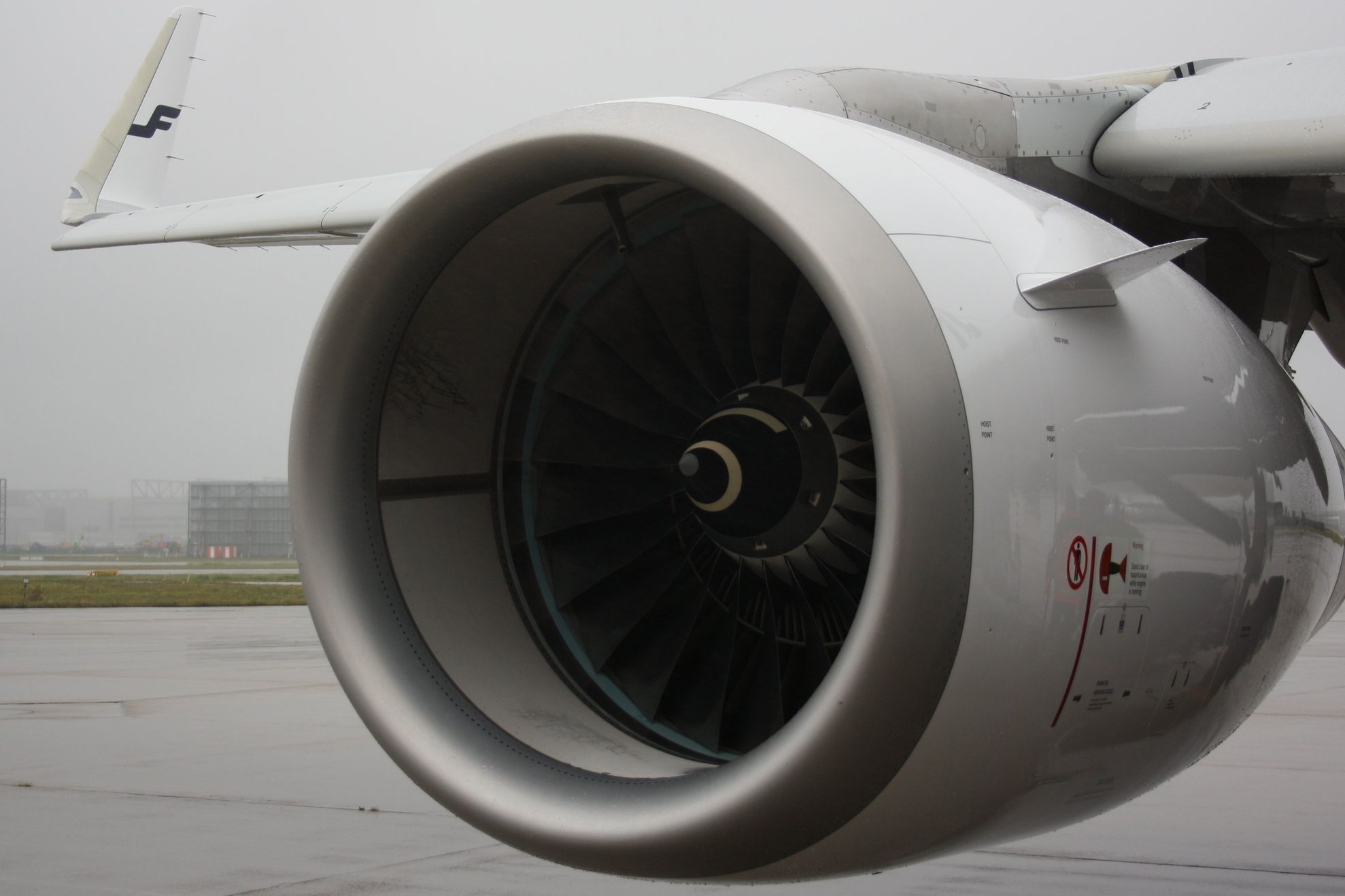 Tragedie la decolare. Un bărbat a murit după ce a fost "aspirat" în motorul unui avion