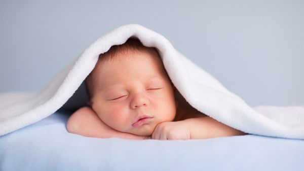 Și-a pus bebelușul în pat și i-a făcut poze. Cei care le-au văzut au rămas muți de uimire