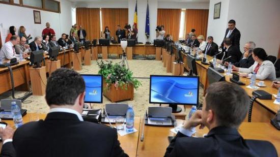 Ședință cu certuri la Comisia de buget-finanțe. Deputat: "Ai urme de pernă pe față" 