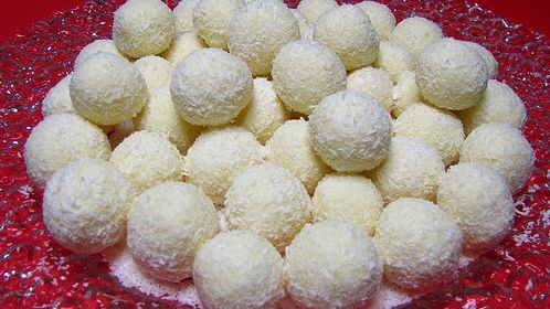 Desertul perfect de Crăciun: Așa faci cele mai delicioase bomboane Raffaello, la tine acasă