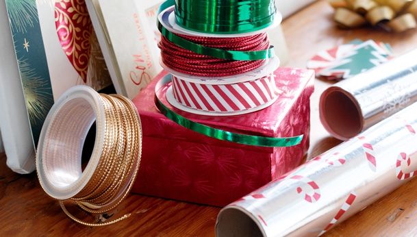 Cum să împachetezi un cadou de Crăciun în doar 12 secunde. E la îndemâna oricui 