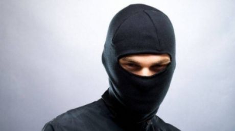 Un tânăr de 18 ani, din Botoșani a fost prins de polițiști pe stradă cu cagula pe față și un pistol în mână