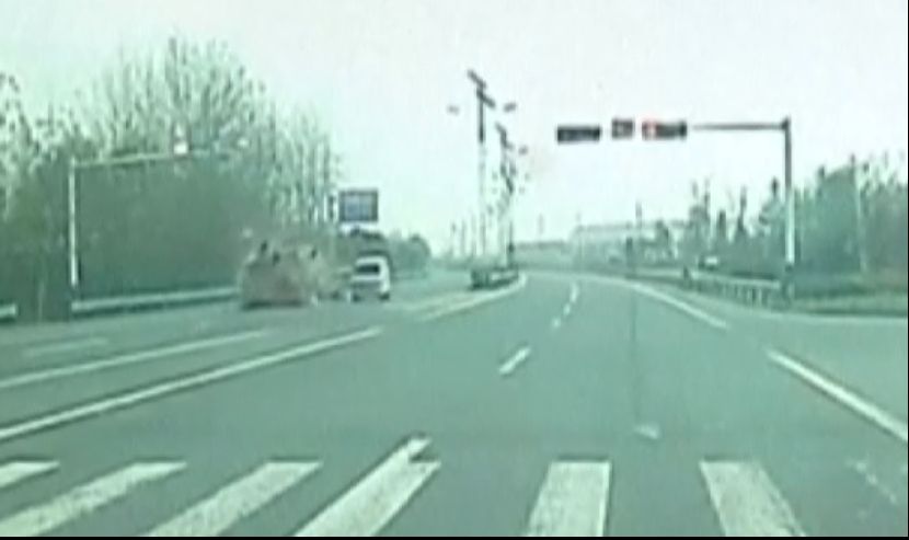 Scenă îngrozitoare pe șosea. Un camion s-a dezintegrat în mers. Șoferul n-a mai avut nicio șansă