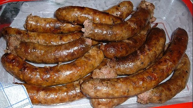 SĂRBĂTORILE DE IARNĂ. Cum prepari cei mai fragezi cârnați de casă. Secretul care dă toată savoarea