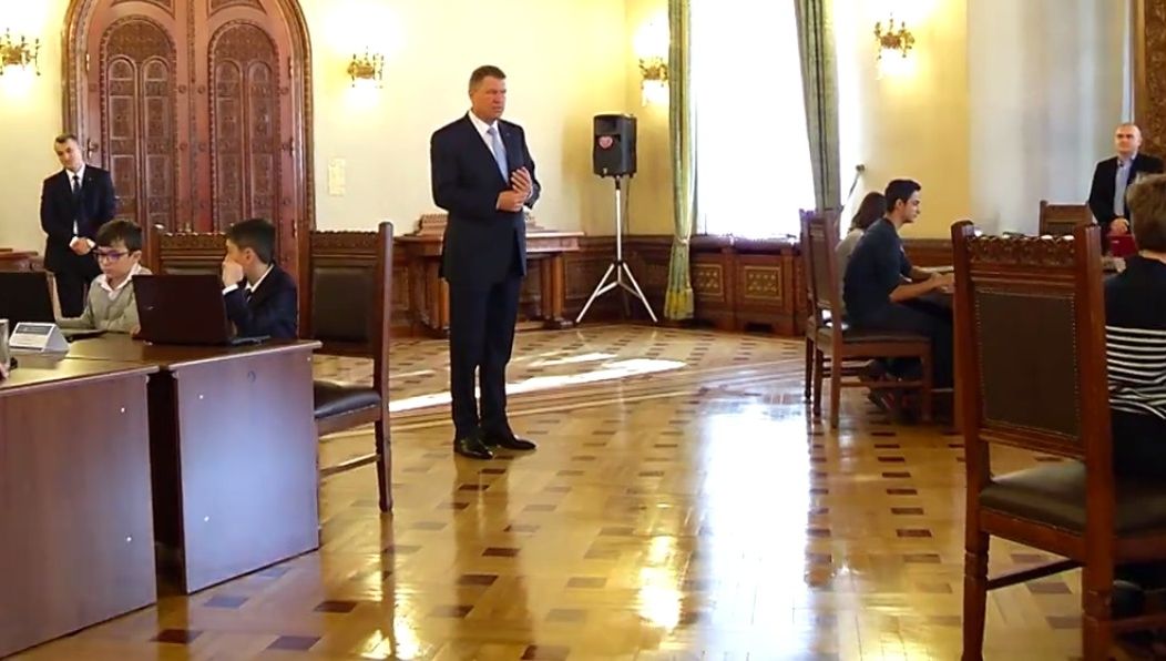Iohannis, înconjurat de copii: "Programarea poate fi accesibilă chiar şi la vârste mici" 
