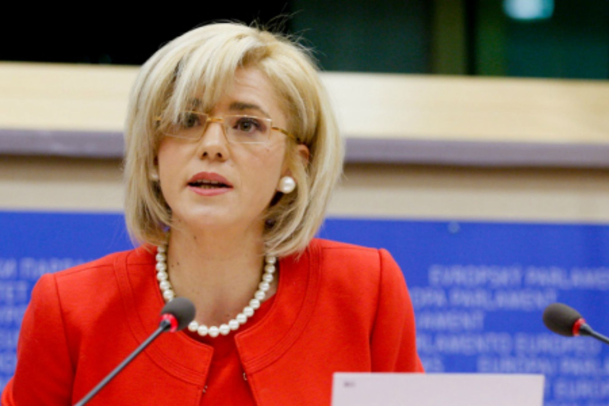 Corina Creţu, reacţie dură pe facebook, după ce Politico a scris despre programul său lejer de muncă