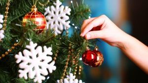 Primăria a spus că nu are bani pentru luminiţele de Crăciun. Ce au decis locuitorii e incredibil